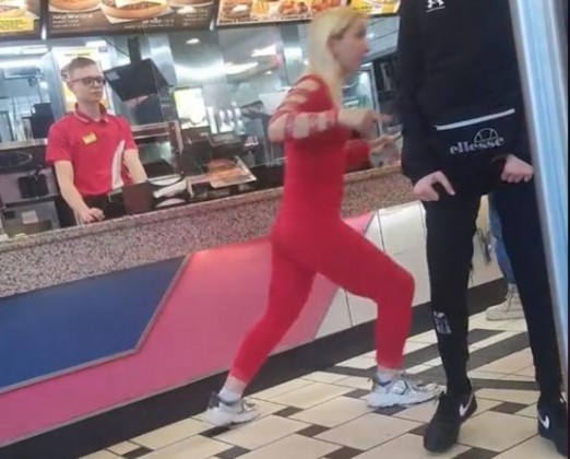 Този път Емили Тротинетката прекали! Налетя на бой с юмруци на дете в McDonald's