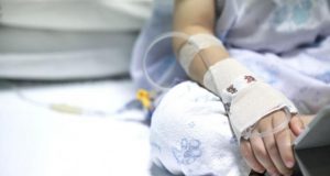 Дете вдигна близо 40 градуса температура настаниха го в столовата на болница – нямали места