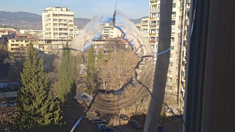 Родител показа прозореца в стаята на децата си след Нова година / СНИМКА /