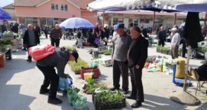 Българите щурмуват пазара в това село – 1 5 л гроздова за 7 лева кило суджук – 9 лв.