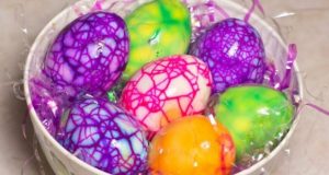 Яйцата боядисани с белтък греят в нежни пастелни цветове – ето колко лесно се правят