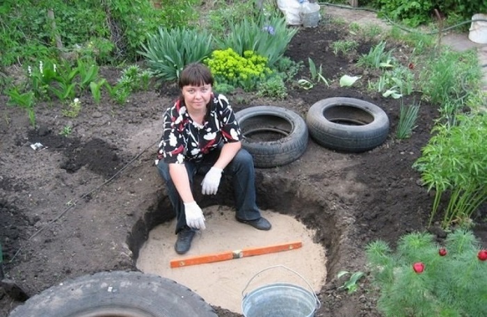 Първо изкопа дупките а после дотъркаля стари гуми: съседката пак е намислила нещо! Сън не ме хвана а на другия ден ахнах от изненада: