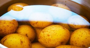 Водата в която са варени картофите е дар Божий – ето как да си направите универсално лекарство от нея