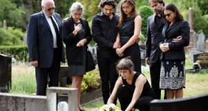 Ето какво НИКОГА не трябва да носите на погребения и помени – ще обидите роднините на покойника!
