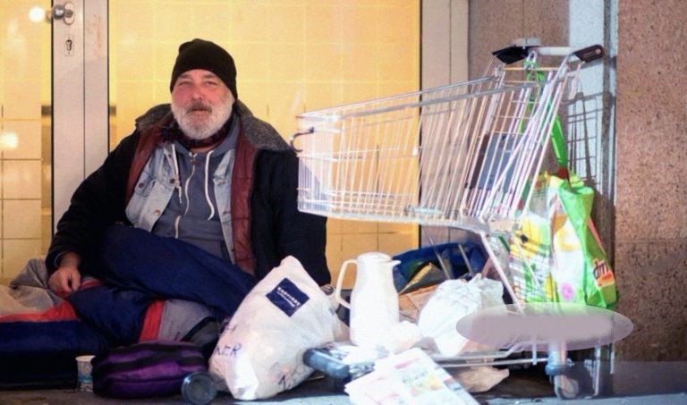 Богат възрастен мъж се облича като бездомник и отива в собствения си магазин за да избере своя наследник