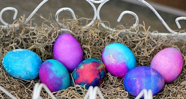 Ето какво слагат бабите във водата за варене на яйцата за да хванат боите и да станат ярки цветовете:
