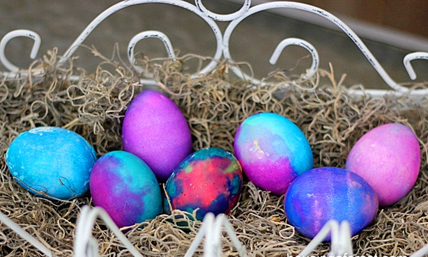 Ето какво слагат бабите във водата за варене на яйцата за да хванат боите и да станат ярки цветовете: