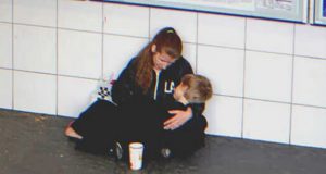 Самотна майка пее в метрото за да нахрани болния си син бизнесмен чува песента и коленичи просълзен пред нея