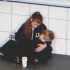 Самотна майка пее в метрото за да нахрани болния си син бизнесмен чува песента и коленичи просълзен пред нея