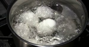 Не изхвърляйте водата след варене на яйцата! Цяло богатство за цветята е
