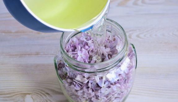 Сега му е времето: Докато люлякът цъфти напълнете буркан с цветчетата и залейте с растително масло