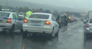 Ад на магистрала Тракия: Страшна верижна катастрофа с много коли в проливния дъжд / СНИМКИ