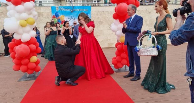 Сълзи от щастие след предложение за брак между абитуриенти в Асеновград