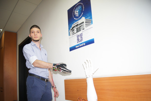 ЗА ПРИМЕР! Студент от ТУ Пловдив създаде роботизирана протеза на ръка