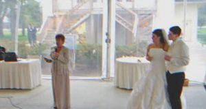 Син се срамува от бедната си възрастна майка на сватбата си докато тя не взима микрофона и не вдига тост