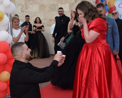  Сълзи от щастие след предложение за брак между абитуриенти в Асеновград
