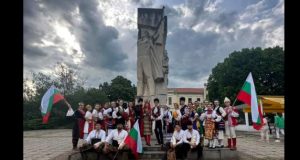 Абитуриентите които доказаха любовта си към България и не са забравили нашите традиции! /ВИЖТЕ СНИМКИ/