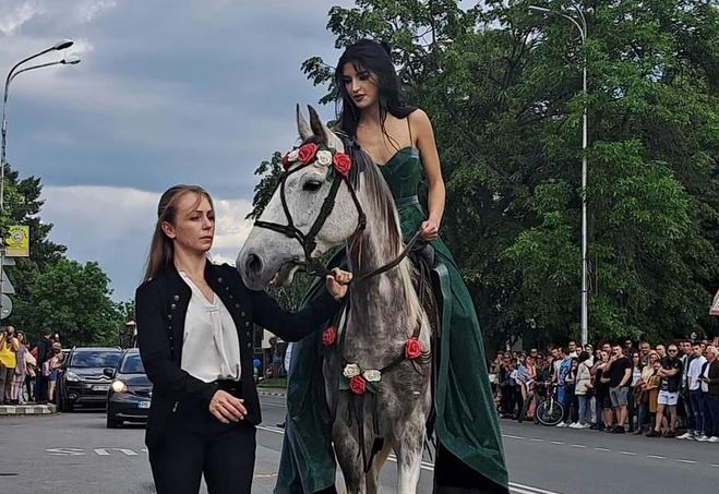 Абитуриентката Цвети предизвика мощен фурор в нета: сложи всички разглезени кифли в малкия си джоб /СНИМКИ/