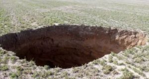 Мъж от село намери дупка в земята. Като погледна вътре не може да свали очи от това което имаше там-Снимки