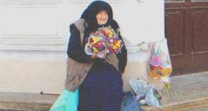 Всички се подиграваха на бабата която отчаяно продаваше цветя докато млада жена не се появява