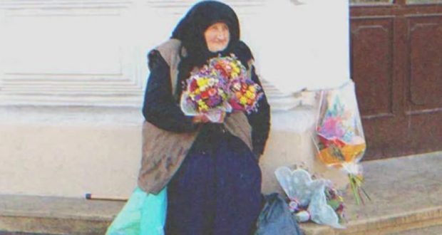 Всички се подиграваха на бабата която отчаяно продаваше цветя докато млада жена не се появява