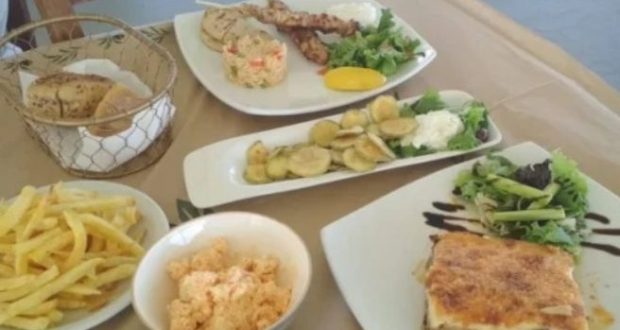 Българско семейство снима вечерята си в заведение на Халкидики и отсече: за 66 евро – не е зле