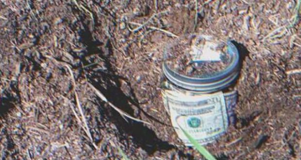 Бедно момче се грижи за градината на баба си след смъртта й намира десетки заровени буркани пълни с пари
