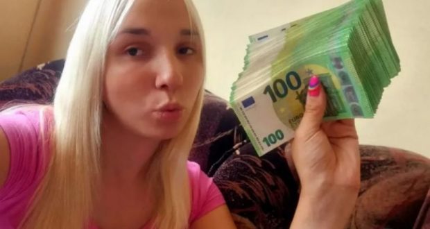 Емили Тротинетката показа пачка с 10 000 евро: Това са парите за смяна на пола