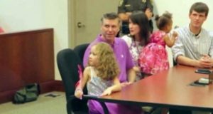 Петгодишно момиченце чакаше в съдебна зала за осиновяване: Когато видя кой влиза през вратата онемя!