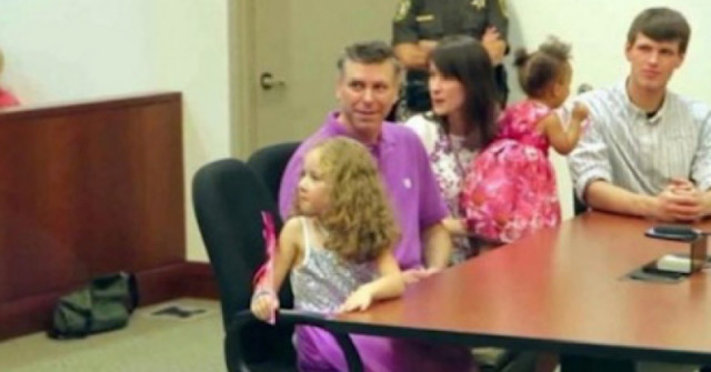 Петгодишно момиченце чакаше в съдебна зала за осиновяване: Когато видя кой влиза през вратата онемя!