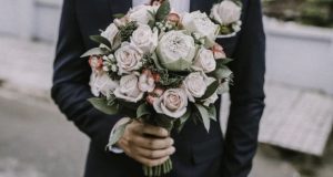 Вдовец носи бели рози на гроба на съпругата си но като се прибира у дома вижда същите цветя в кухненската ваза