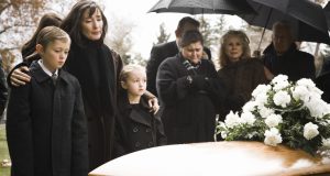 Свещеници и психолози говорят: Трябва ли децата да се водят на погребения?
