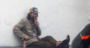Снимки които обиколиха света: Това не е бездомник а човек който има стотици милиони долари (СНИМКИ)