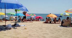 Нашенци намериха цаката на скъпотията на плажа – опъват софри с хляб и салам на пясъка