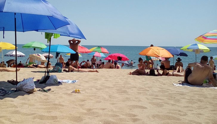 Нашенци намериха цаката на скъпотията на плажа – опъват софри с хляб и салам на пясъка
