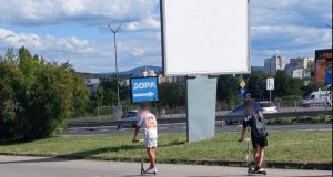 Тийнейджъри към майка с количка в Търново: Ако ползвахте стълбите нямаше да имате целулит