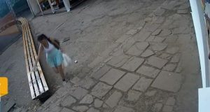 Дъното! Млада жена заля с урина пейките и катерушките в популярен детски парк в София - познавате ли я? (СНИМКИ)