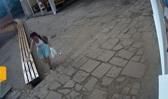 Дъното! Млада жена заля с урина пейките и катерушките в популярен детски парк в София - познавате ли я? (СНИМКИ)