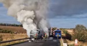 Тежка катастрофа с два автобуса и тир в Румъния 14 линейки извозват ранени