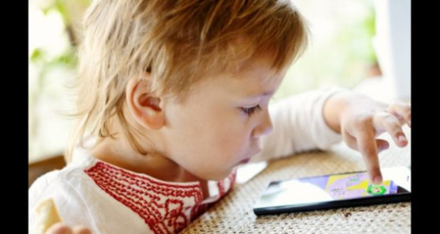 Давате на детето си телефон за да го успокоите? Психолог разкрива защо това е фатална грешка