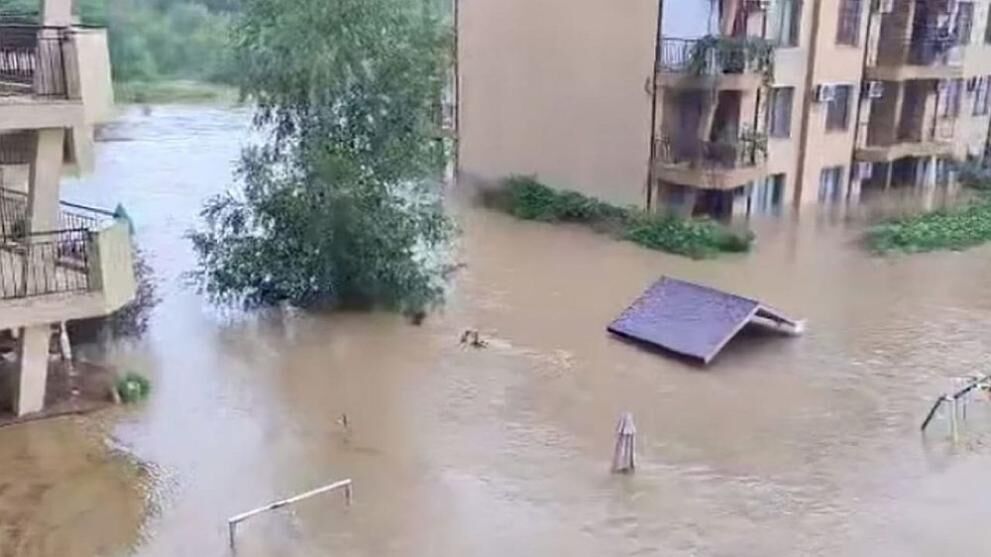 Лоша новина: Трима души са отнесени от потопа в Царево? Язовирите преливат