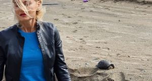 Министърът на туризма Зарица Динкова отрече да е хвърлила сухоземна костенурка в морето отишла да помогне с каквото може