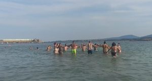 Българско е: Никой на плажа в Китен не устоя на хорото в морето