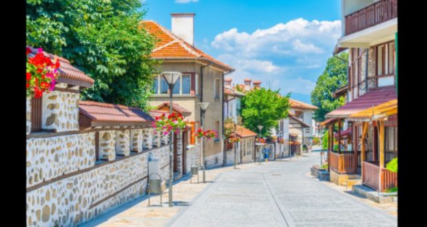 Ниски данъци спокойни хора и красива природа: Българският град който се превръща в рай за дигиталните номади (СНИМКИ)