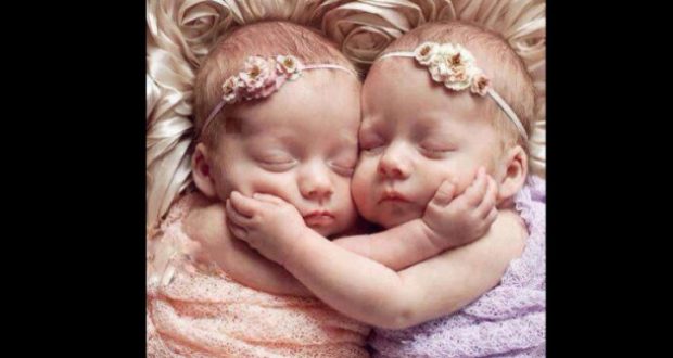 Ето как изглеждат днес близначките известни от снимката- Прегръдката която спаси живот