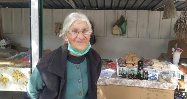 На 73 г. баба Мария води групи в чужбина продава зеленчуци на сергия и дарява пари на общината / СНИМКИ