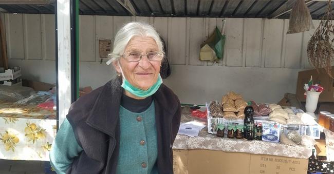 На 73 г. баба Мария води групи в чужбина продава зеленчуци на сергия и дарява пари на общината / СНИМКИ