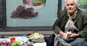 Снимка на възрастна жена в Кючука умили мрежата: Докъде докараха родителите ни