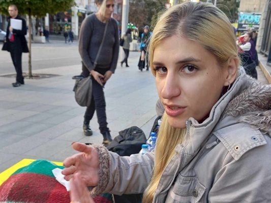Транс жената Габриела скъса акта си за раждане в съда. Баба й: Тя загърби сигурния си живот смела е