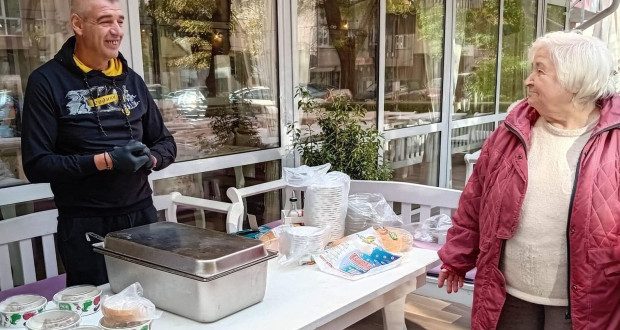 ПОКЛОН! Пловдивски ресторант раздава безплатен топъл обяд на хора в нужда